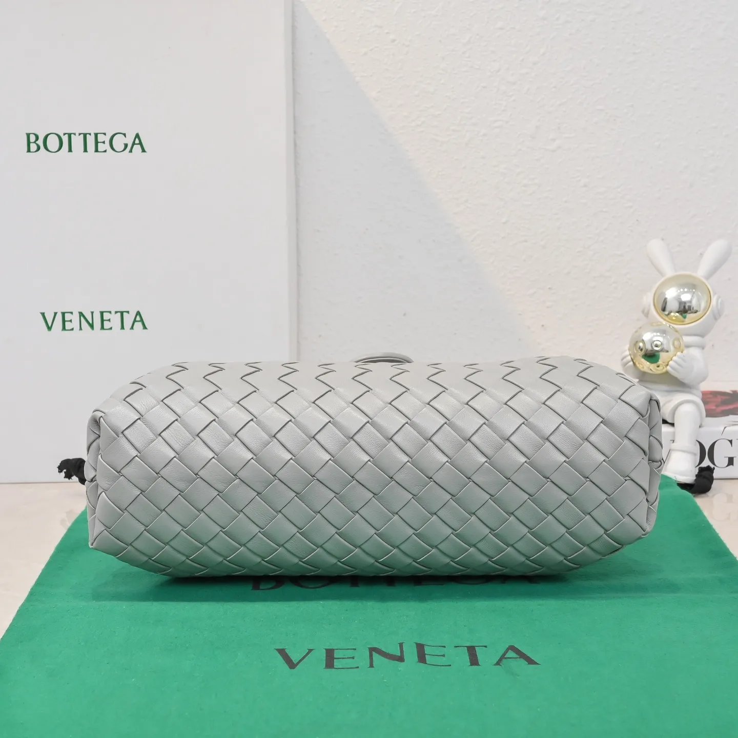 Batch 2260 Bitters Venetia 2024 summer series brings Lauren 1980 handbags back to the public eye. The design of the bag is inspired by ancient Roman architecture. It uses the brand's iconic Intrecciato lambskin woven bag body with a hard frame. No logo can be seen on the whole bag. It is equipped with a leather woven metal chain. When using it as a clutch, just put the chain directly in the bag ~ showing an elegant and timeless style. Decades later, when Lauren Hutton once again walked on the Bottega Venetia spring and summer show with this bag, the charm of the year still remains intact despite the passage of time. Size: 31.5*16.5*11 Style No.: 5807